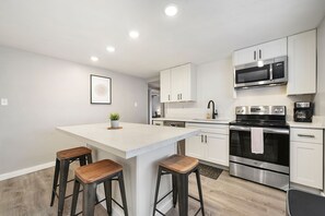 Jääkaappi, mikroaaltouuni, uuni, liesi