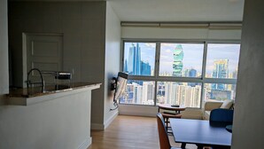 A modern kitchen with a large window overlooking a cityscape. - Beutiful High Floor Apartment in the Best Location (Panamá)