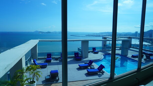A rooftop pool area with lounge chairs and a view of the ocean. - Beutiful High Floor Apartment in the Best Location (Panamá)