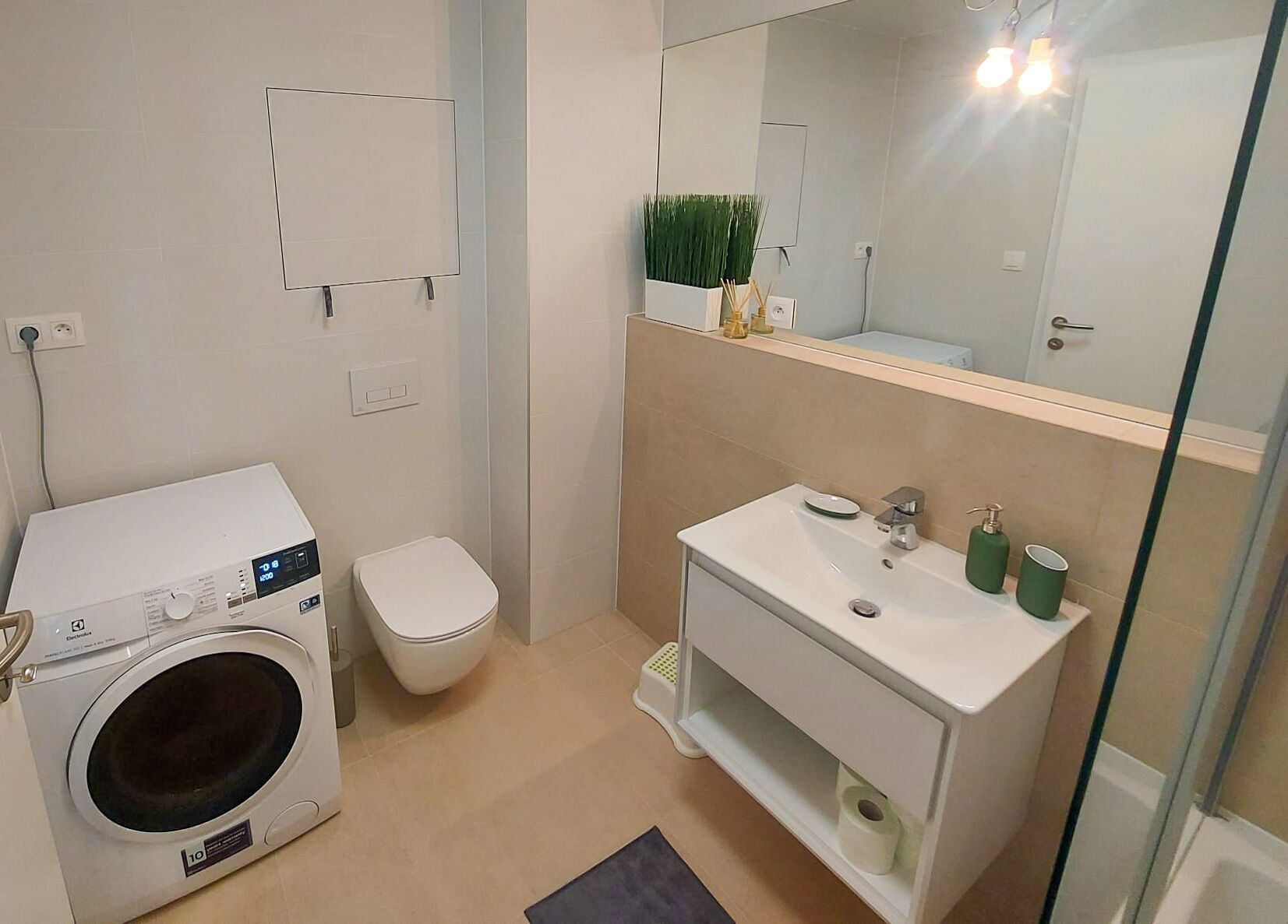 Combined shower/bathtub, hair dryer, towels, soap