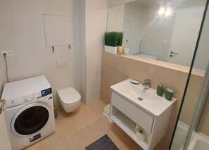 Ensemble douche/baignoire, sèche-cheveux, serviettes fournies, savon