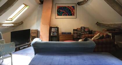 Charming Rustic 2 bedroom annex cottage