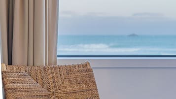 Apartment (Seabreeze) | Living area | 40-inch flat-screen TV with cable channels, TV