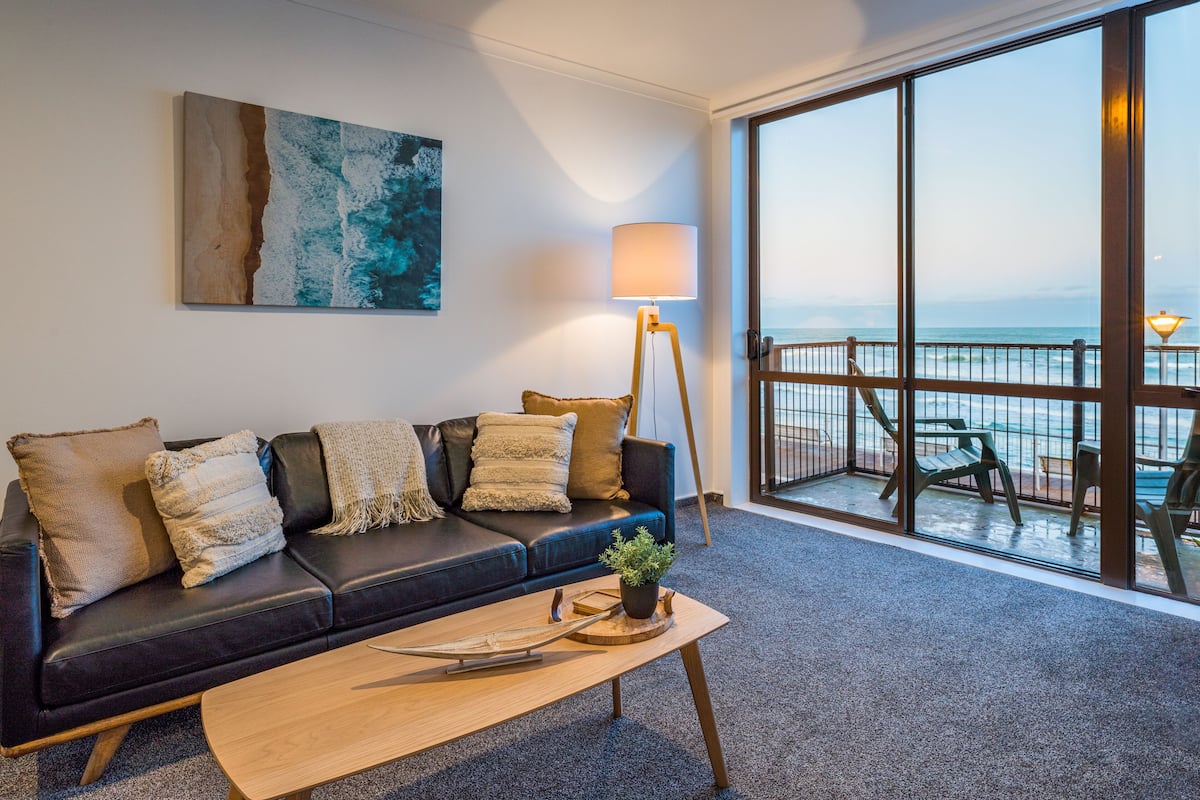 Apartment - Seabreeze (Beachfront) | Living area | 40-inch flat-screen TV with cable channels, TV