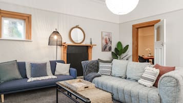 Leilighet, 2 soverom (Wavecaps) | Oppholdsområde | En 40-tommers Flatskjerm-TV med kabel-kanaler samt TV