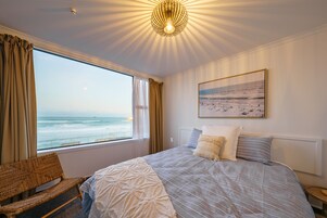 Apartment - Seabreeze (Beachfront) | Premium bedding, pillowtop beds, individually decorated