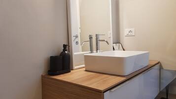 Basic Room | Bathroom | Shower, towels