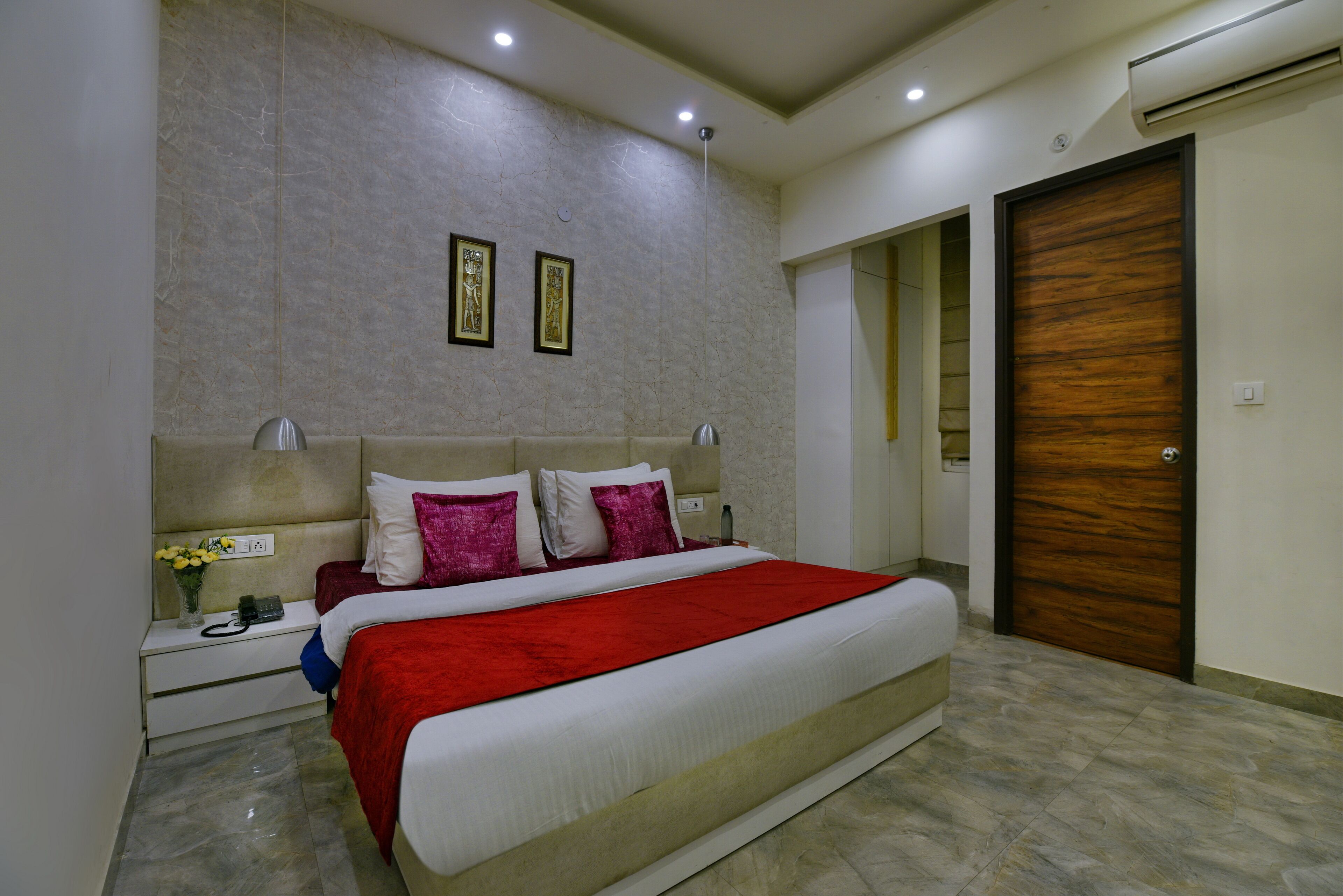 Deluxe Room | Egyptian cotton sheets, premium bedding, Select Comfort beds, desk
