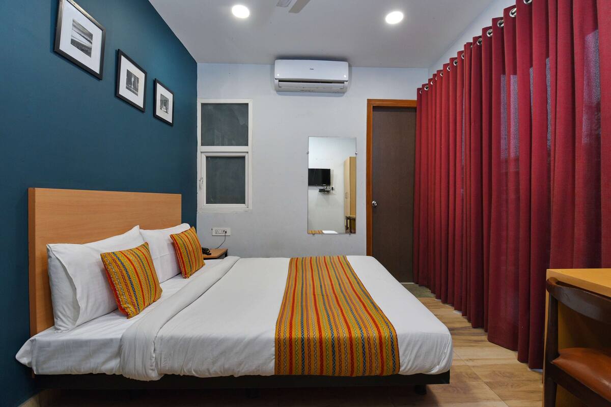Egyptian cotton sheets, premium bedding, Select Comfort beds, desk