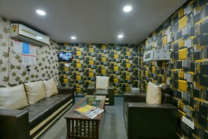 Lobby sitting area - Hotel Admire Inn 27 (Noida)