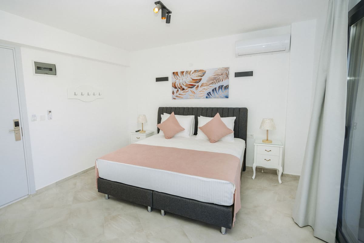 B1-TERAS KING | Soundproofing, free WiFi, bed sheets