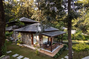 Minibar, caja de seguridad en la habitación y decoración personalizada 