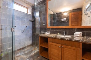 Separate bathtub and shower, free toiletries, hair dryer, bathrobes - Punarnava Resort & Spa (Dehradun)