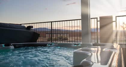 Moon Sage Retreat • Private Hot Tub!