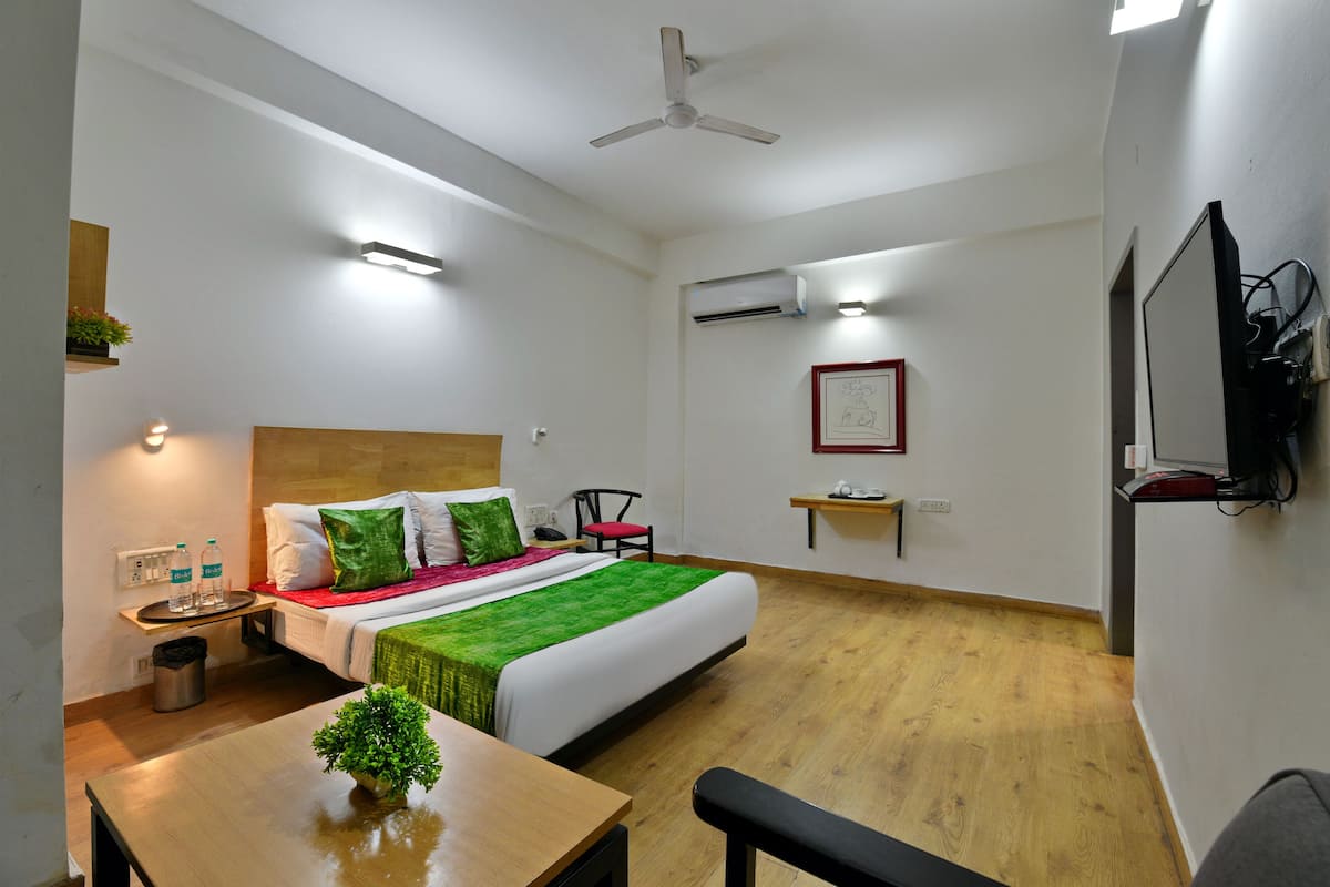 Deluxe Room | Egyptian cotton sheets, premium bedding, Select Comfort beds, free WiFi