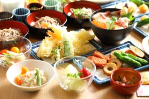 Bữa sáng buffet hàng ngày (3000 JPY/mỗi người) 