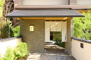 Mặt tiền nơi lưu trú