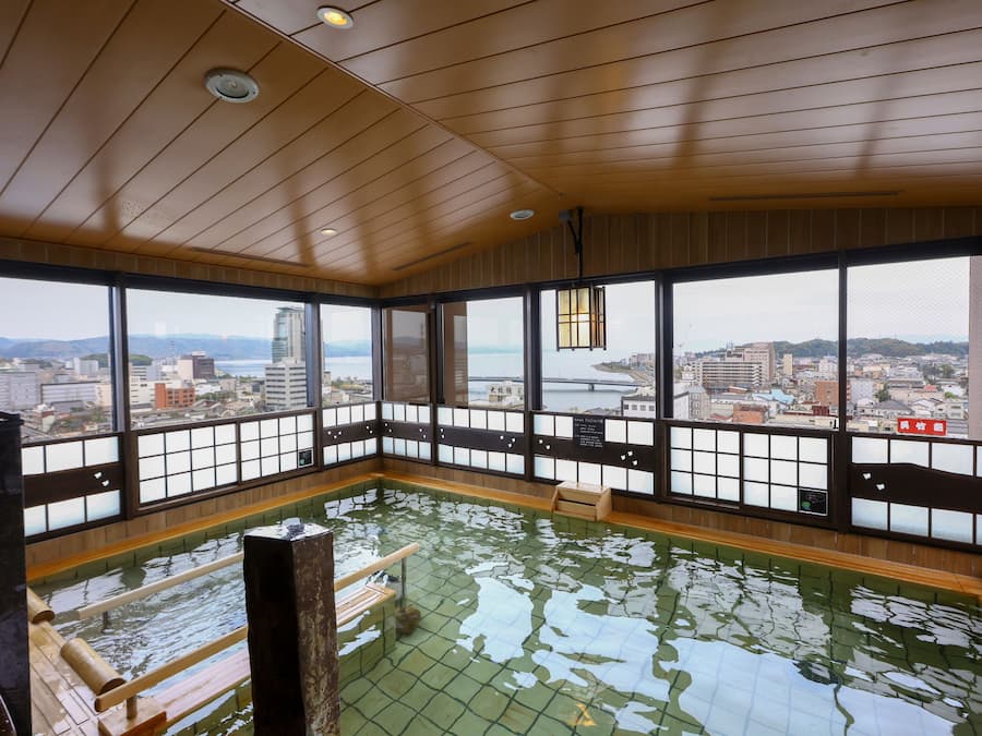 Sauna, hot tub, hot springs/mineral springs