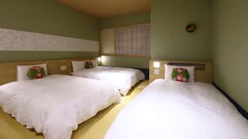 Habitación de hotel con dos camas, cabecera de madera, ventana con vistas y un reloj fijado a la pared.