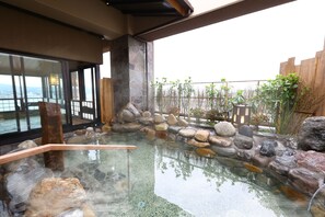 Een sauna, een bubbelbad, warm/mineraalwaterbronnen