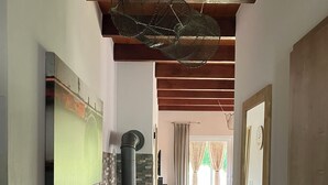 A modern kitchen with a central island, wooden beams, and a large window. - 500m zum Hundestrand, Eingezäunter Garten, Ebenerdig (Wurster Nordseeküste)