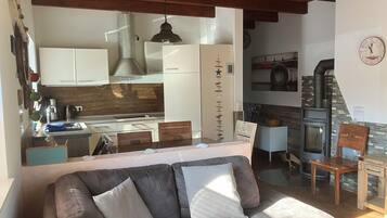 Fernseher, Kamin, DVD-Player, Stereoanlage