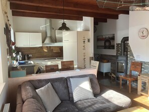 تلفزيون، مدفأة، مشغل دي في دي، ستيريو