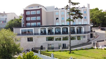 Un hotel de varios pisos con un diseño moderno, que cuenta con balcones y ventanas amplias.