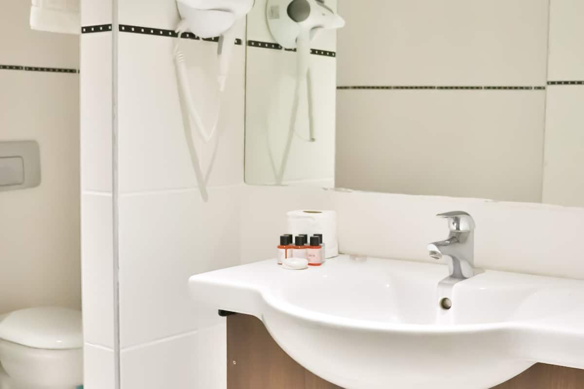 Standard Double Room, 1 Double Bed | Bathroom | Free toiletries, hair dryer, bathrobes, slippers