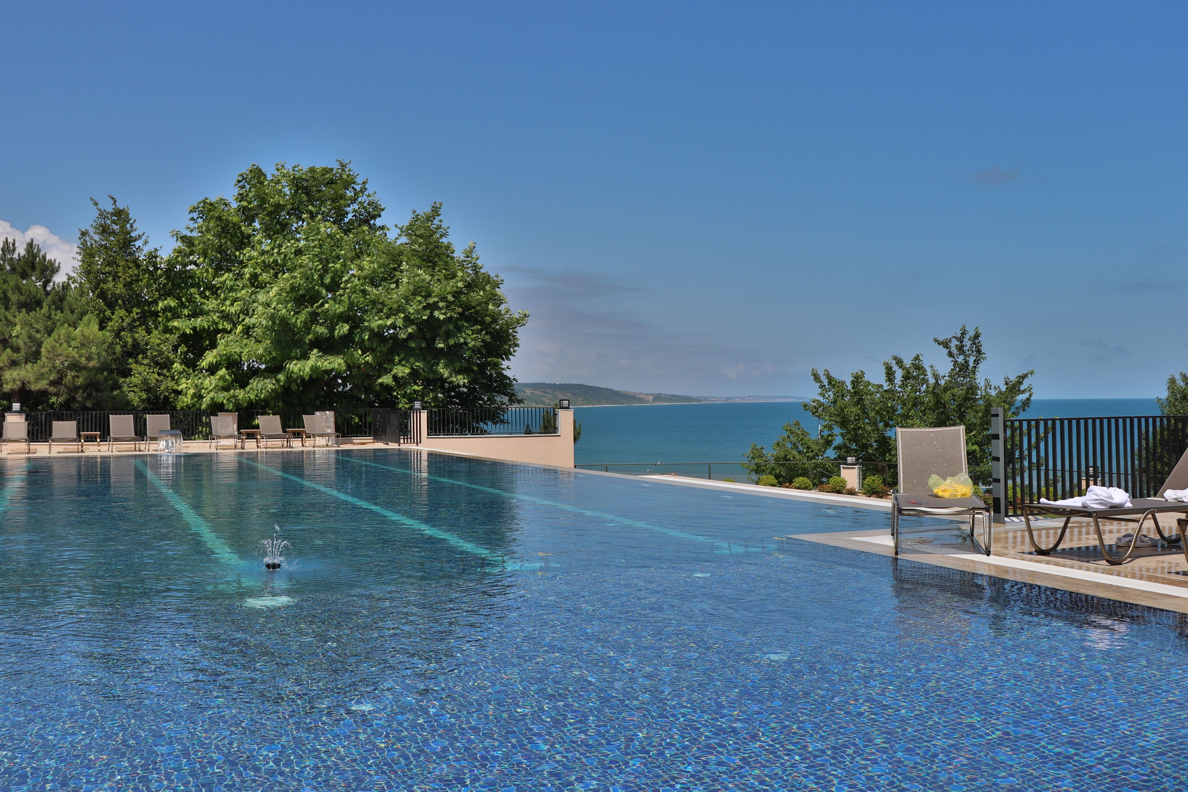 Una piscina al aire libre de temporada
