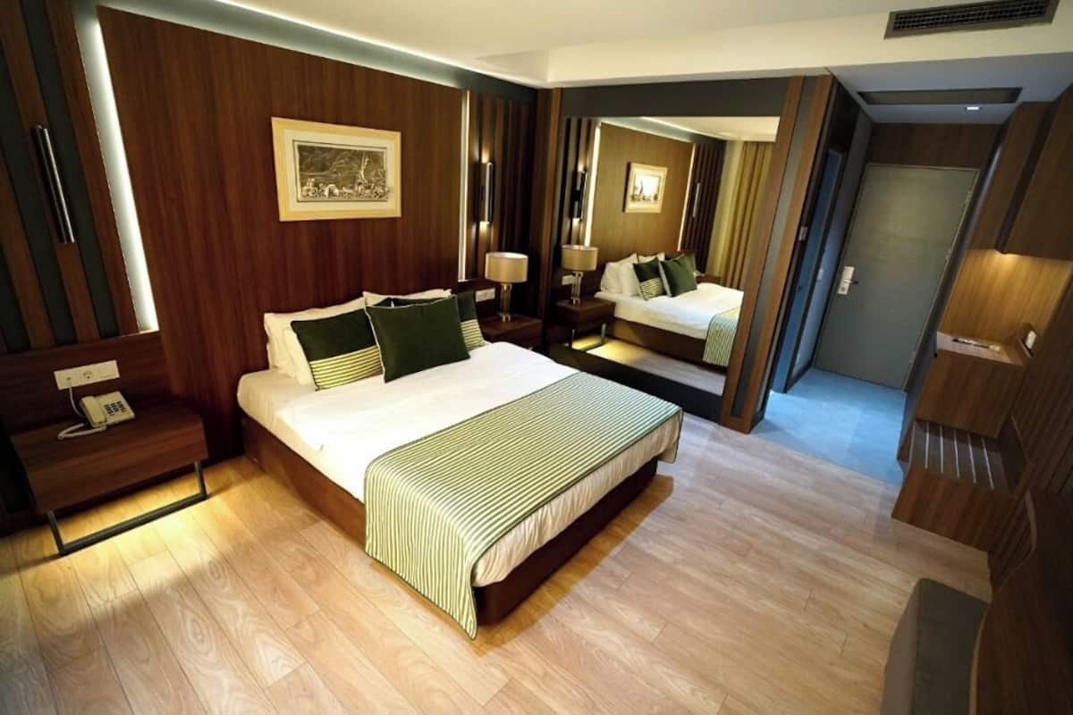 1 bedroom, hypo-allergenic bedding, free minibar, in-room safe