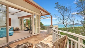 A balcony with a view of the ocean and a mountain. - MUNBILLA 6 @ PALM COVE (PALM COVE)
