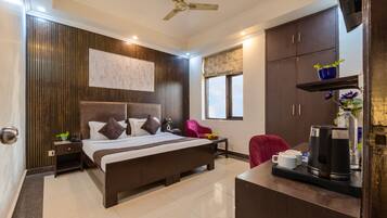 Deluxe Room | Egyptian cotton sheets, premium bedding, Select Comfort beds, desk