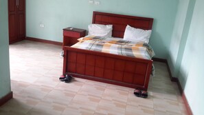 Bureau, espace de travail pour ordinateur portable, Wi-Fi gratuit