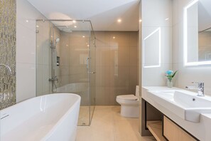 Suite, 1 kingsize bed, niet-roken (Living Room) | Luxe beddengoed, een kluis op de kamer, een bureau, een laptopwerkplek