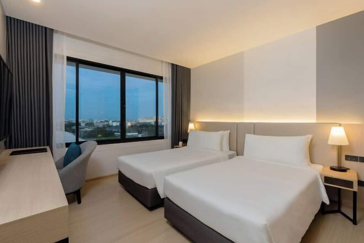 Premium bedding, in-room safe, desk, laptop workspace