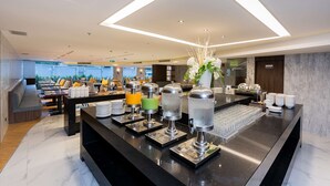 A modern hotel lobby with a reception desk, seating area, and a view of the outdoors. - Best Western Nada Don Mueang Airport Hotel (Bangkok)