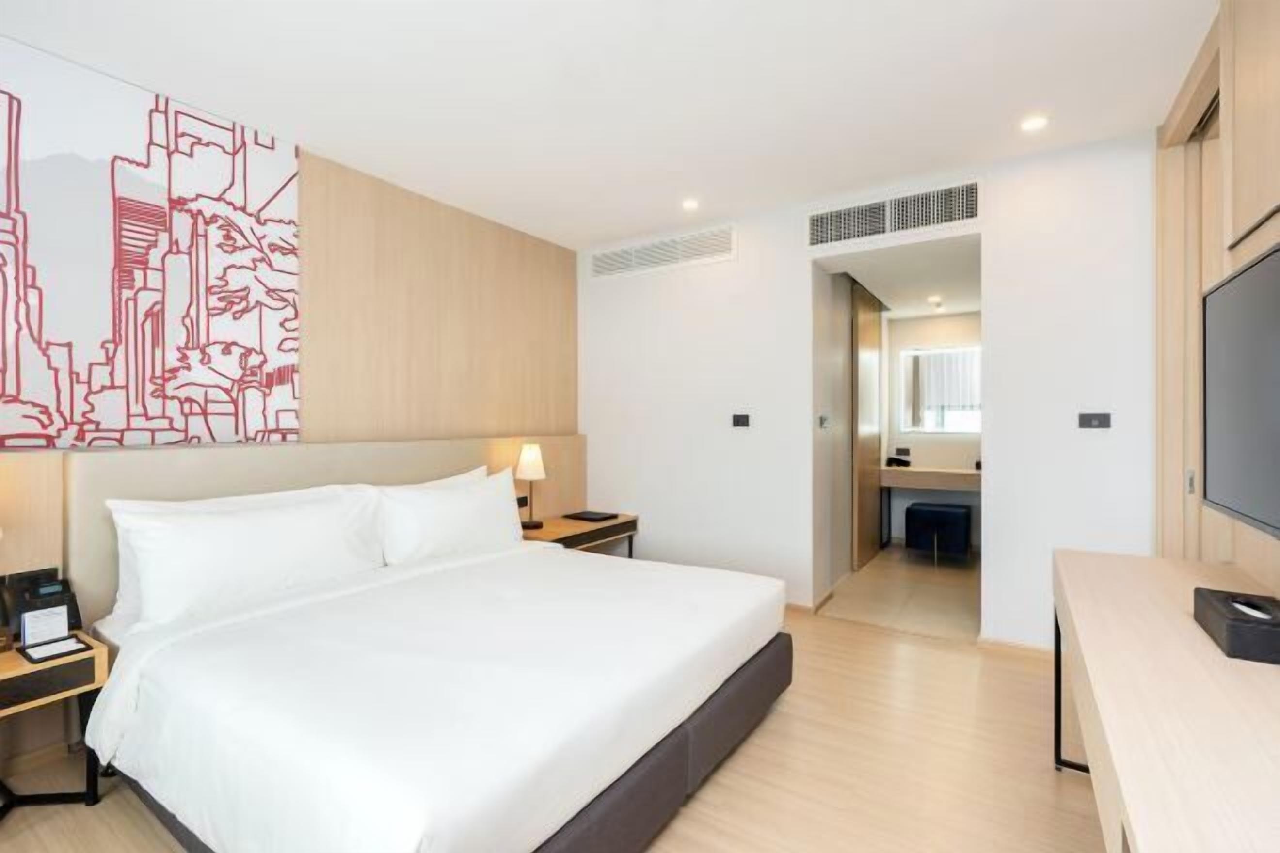 Premium bedding, in-room safe, desk, laptop workspace