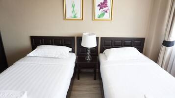 Phòng 2 giường đơn Superior | Phòng tắm | Buồng tắm vòi sen, vòi sen phun mưa, máy sấy tóc, chậu vệ sinh/vòi rửa