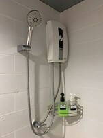 Habitación Deluxe con 2 camas individuales | Baño | Ducha, cabezal de ducha tipo lluvia, secador de pelo y bidé