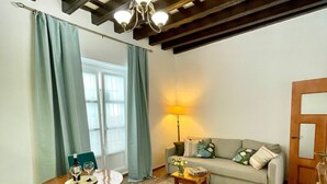 Ein Wohnzimmer mit Holztisch, einer Couch und einer Lampe.