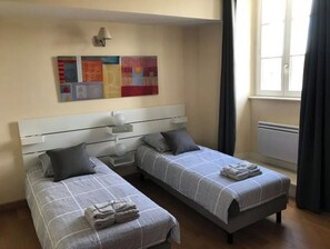 2 slaapkamers, een strijkplank/strijkijzer, reisbedje, gratis wifi