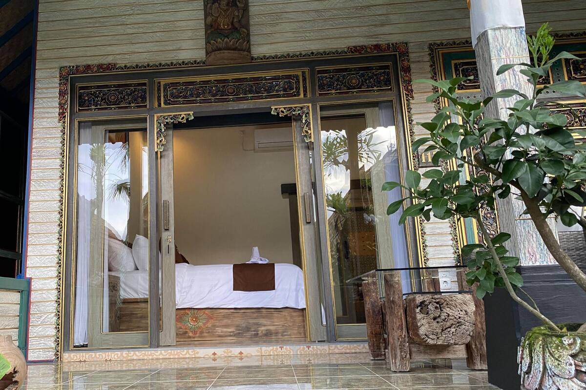 Kamar Keluarga, 2 Tempat Tidur Queen, teras, pemandangan kolam renang | Minibar, meja kerja, Wi-Fi gratis, dan seprai linen