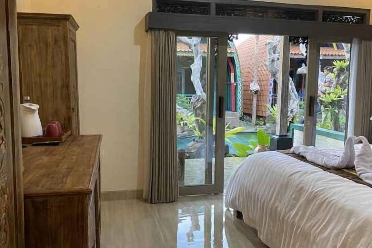 Minibar, meja kerja, Wi-Fi gratis, dan seprai linen