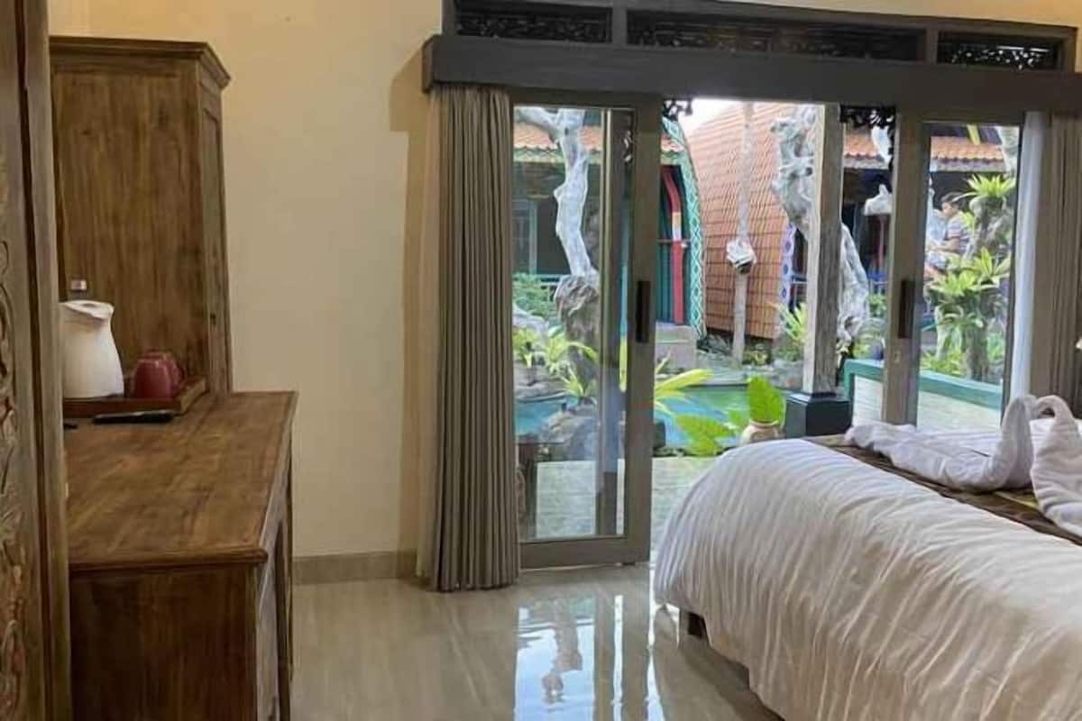 Minibar, desk, free WiFi, bed sheets