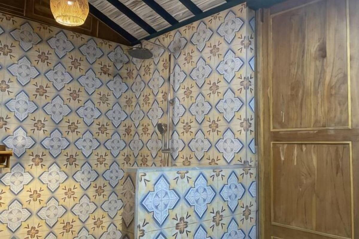 Kamar mandi | Shower, perlengkapan mandi gratis, handuk, dan sabun