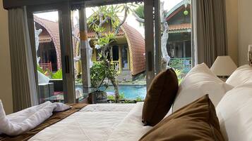 Familiekamer, 2 queensize bedden, terras, uitzicht op zwembad | Een minibar, een bureau, gratis wifi, beddengoed