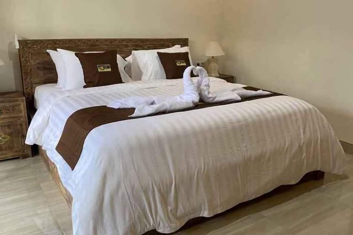 Minibar, desk, free WiFi, bed sheets