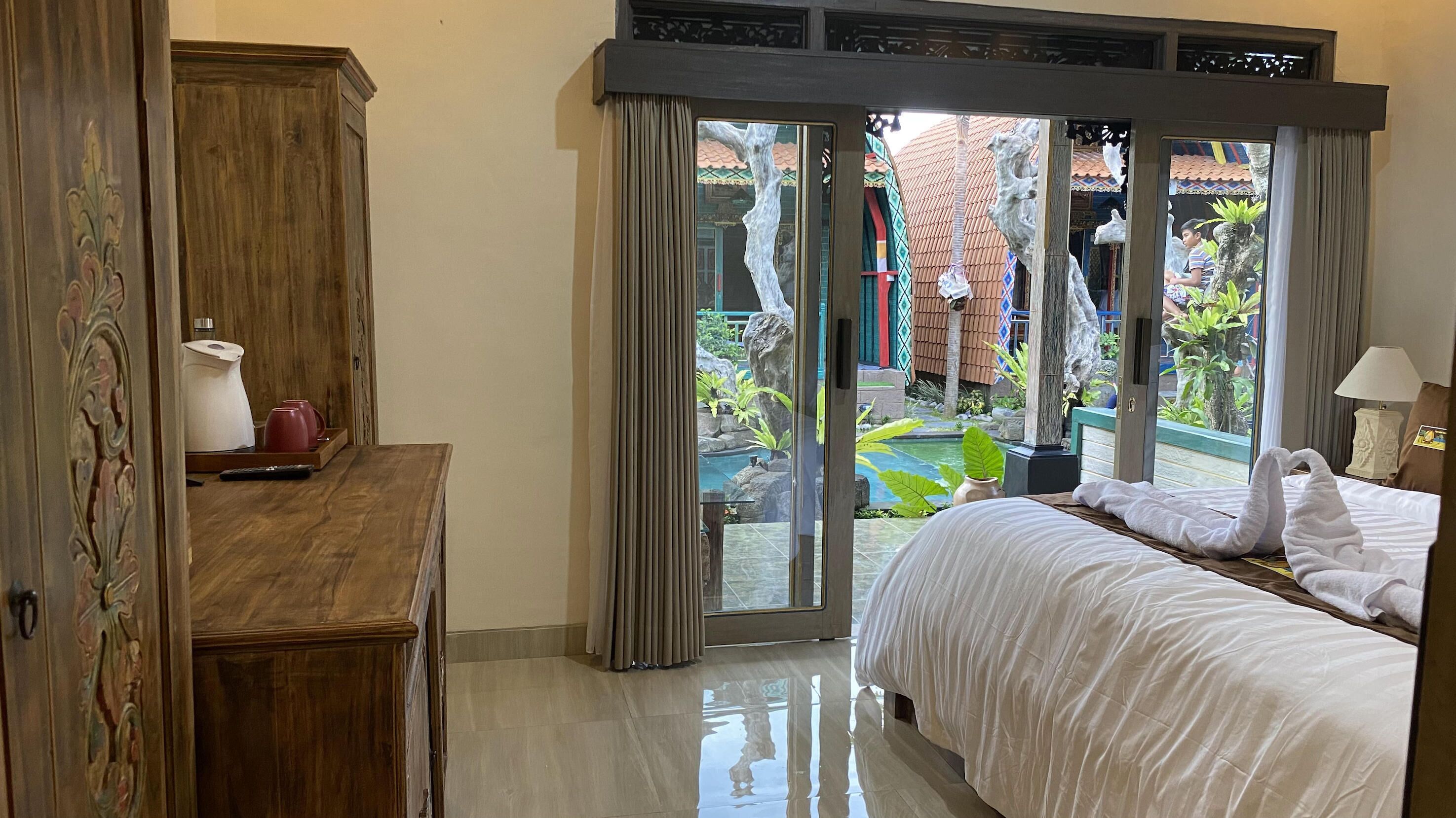 Familiekamer, 2 queensize bedden, terras, uitzicht op zwembad | Badkamer | Een douche, gratis toiletartikelen, handdoeken, zeep