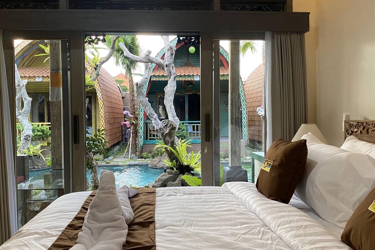 Minibar, meja kerja, Wi-Fi gratis, dan seprai linen